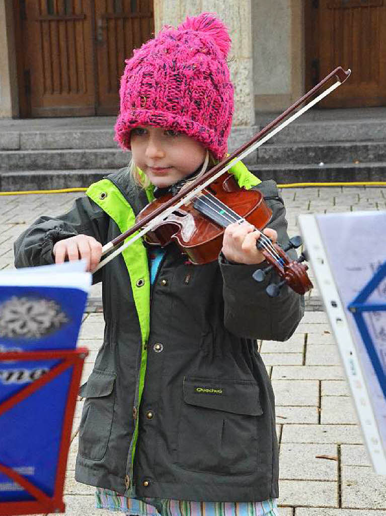 Nachmittagsmusik vor der Kirche, Geigenschler spielen Adventsweisen