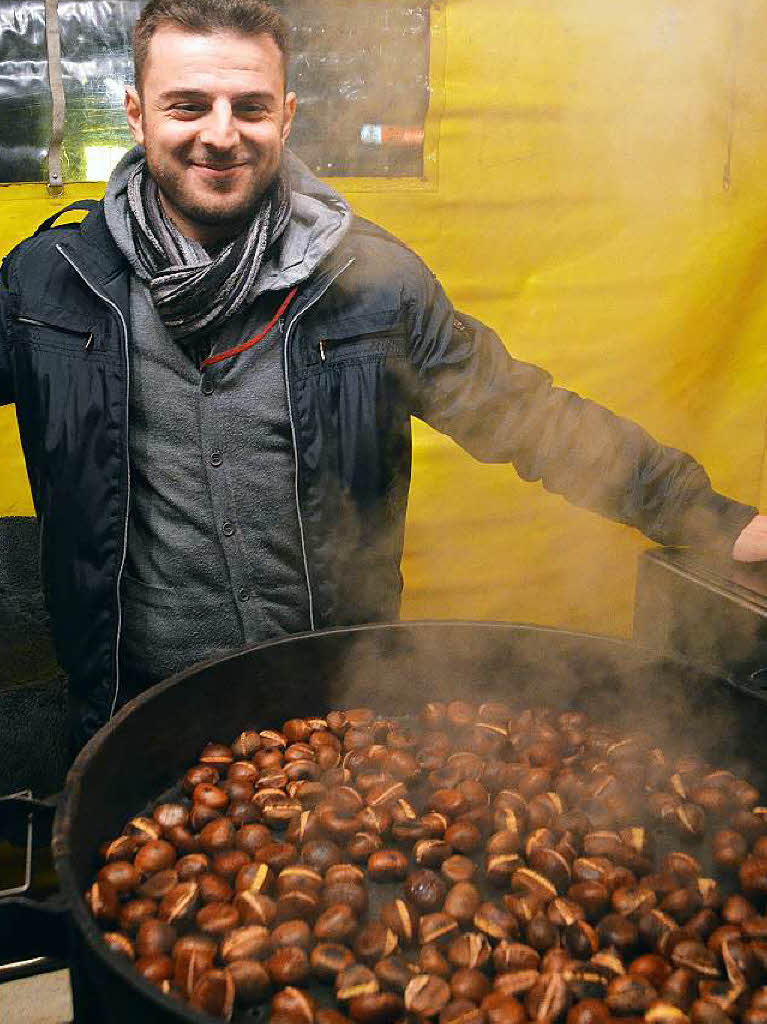 Wenn es kalt ist, sind Maroni ein beleibter Wegbegleiter ber den Weihnachtsmarkt