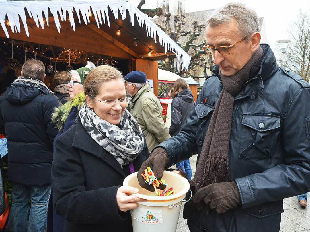 Brgermeisterin Diana Stcker und Bundestagsabgeordneter Armin Schuster brachten gleich am Vormittag Schwung in die Aktion