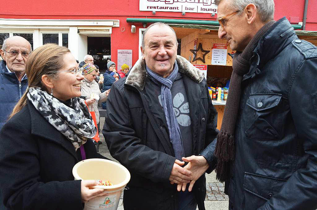 Da bleibt auch Oberzunftmeister Michael Birlin gerene stehen und kauf ein Los