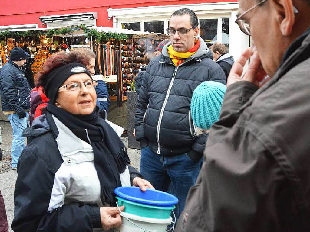 Die Aktion Hilfe zum Helfen untersttzten: Landrtin Marion Dammann, Armin Schuster (MdB), Brgermeisterin Diana Stcker, Gaby Dolabdjian (VHS), die Gemeinderte Hannelore Nu, Eveline Klein, Rita Rbsam, Paul Renz und Sabine Hartmann-Mller