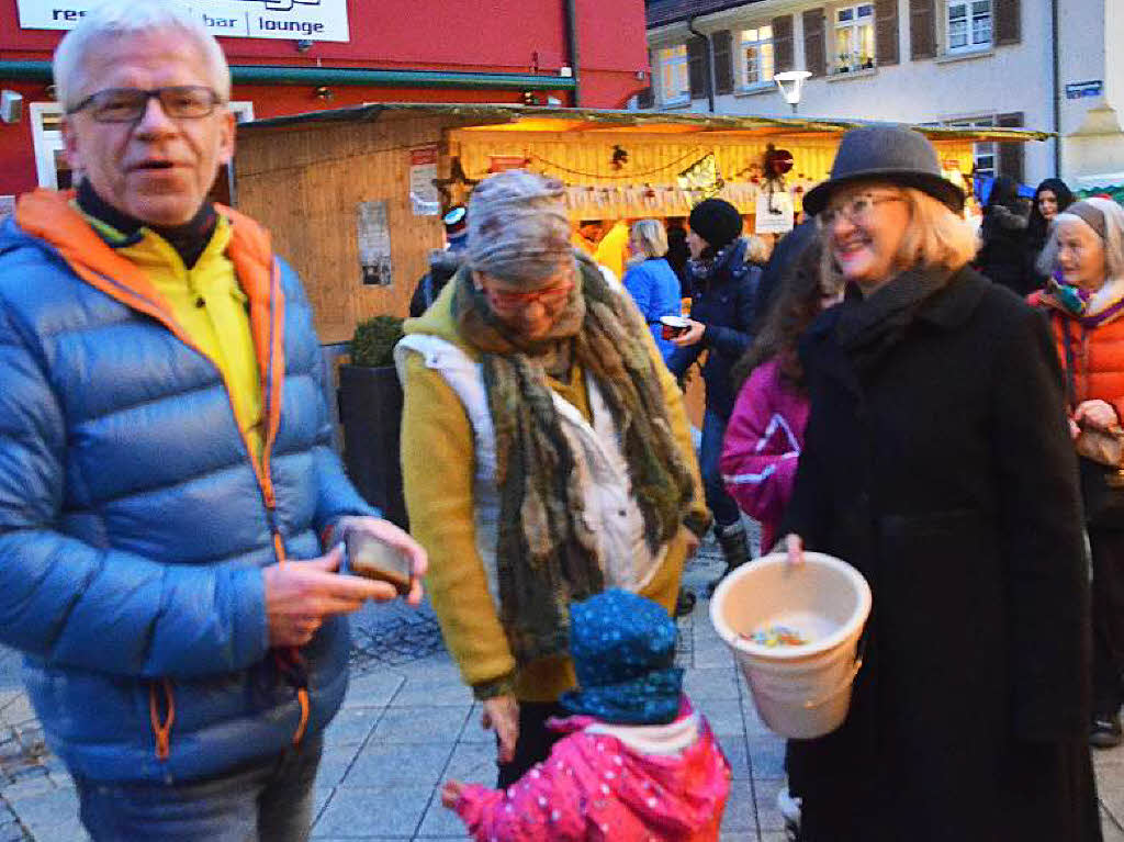 Die Aktion Hilfe zum Helfen untersttzten: Landrtin Marion Dammann, Armin Schuster (MdB), Brgermeisterin Diana Stcker, Gaby Dolabdjian (VHS), die Gemeinderte Hannelore Nu, Eveline Klein, Rita Rbsam, Paul Renz und Sabine Hartmann-Mller