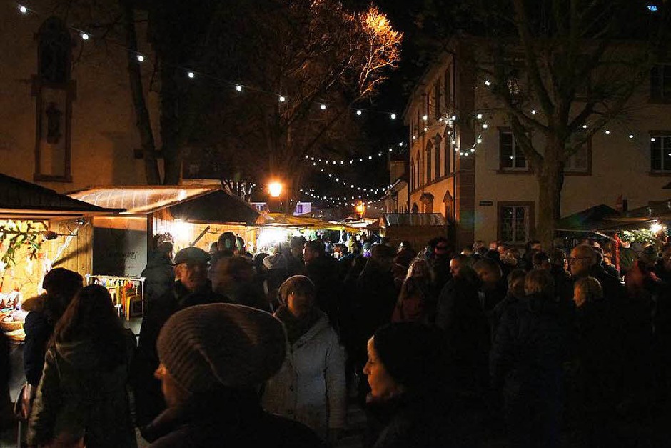 Weihnachtsmarkt in Kenzingen: Stimmungsvolles Ambiente am Samstagabend auf dem Kirchplatz (Foto: Ilona Huege) Weihnachtsmarkt in Kenzingen: Stimmungsvolles Ambiente am Samstagabend auf dem Kirchplatz (Foto: Ilona Huege)