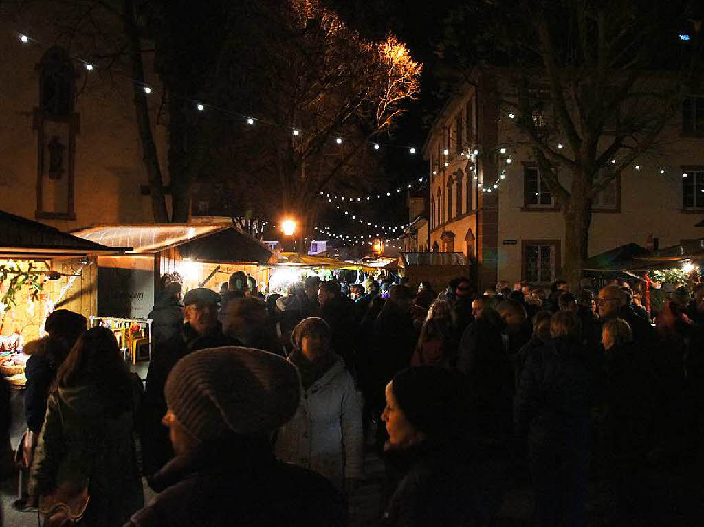 Weihnachtsmarkt in Kenzingen: Stimmungsvolles Ambiente am Samstagabend auf dem Kirchplatz