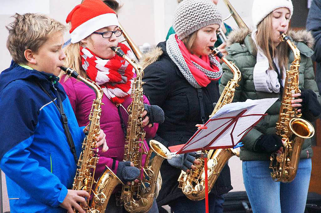 Weihnachtsmarkt in Kenzingen: Jungmusiker sorgten fr den richtigen Ton auf dem Kirchplatz.