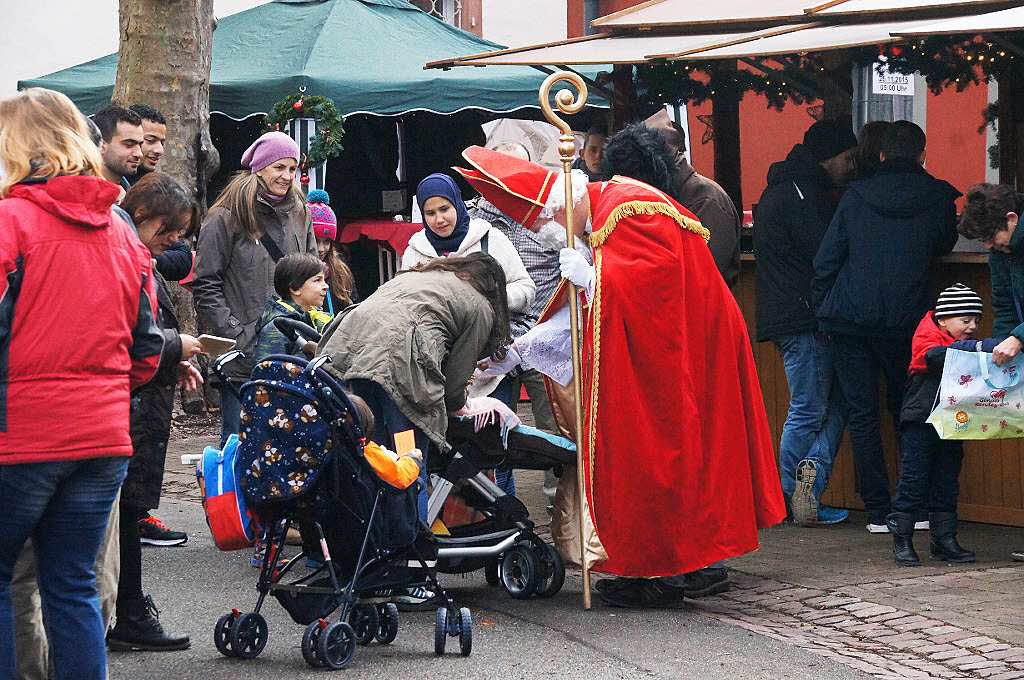 Weihnachtsmarkt in Kenzingen: Der Nikolaus bescherte auch die kleinsten Marktbesucher.
