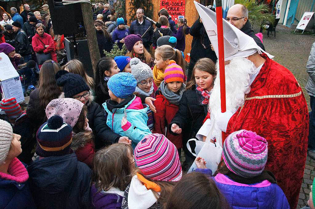 Weihnachtsmarkt in Herbolzheim: Dicht umlagert war der Nikolaus bei seinem Auftritt auf dem Marktplatz.