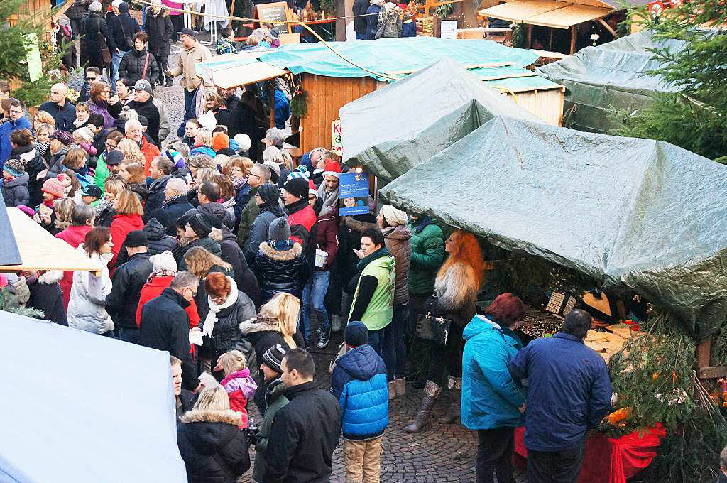 Weihnachtsmarkt in Herbolzheim: Viel Betrieb herrschte schon am Samstagnachmittag zwischen den Stnden.