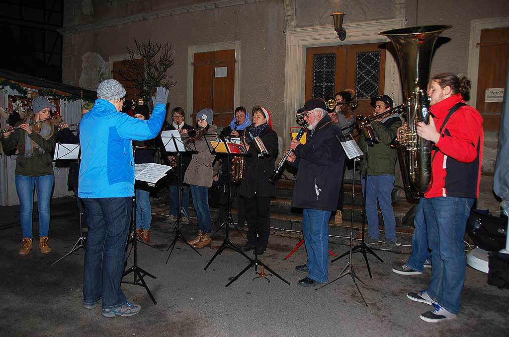 Die Stadtmusik unter der Leitung von Sylvia Schupp erfreute die Marktbesucher mit vorweihnachtlichen Melodien.