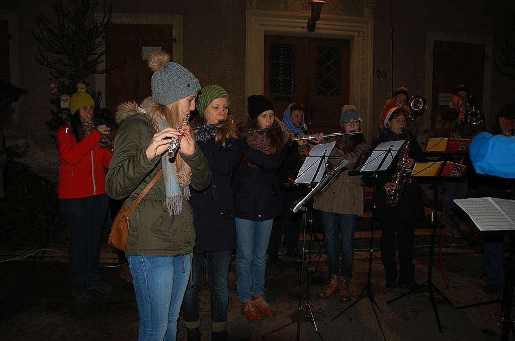Die Stadtmusik unter der Leitung von Sylvia Schupp erfreute die Marktbesucher mit vorweihnachtlichen Melodien.