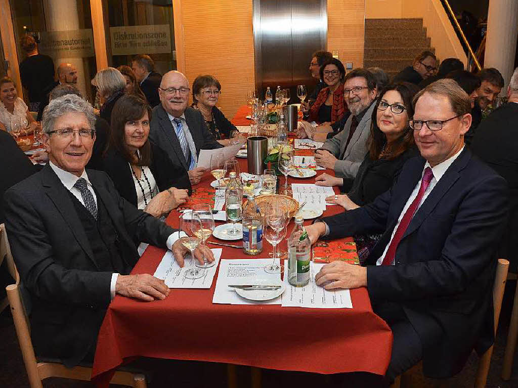 Oberbrgermeister Wolfgang G. Mller (links vorne) an einem Tisch mit Sparkassen-Vorstand Helmut Becker (rechts vorne)