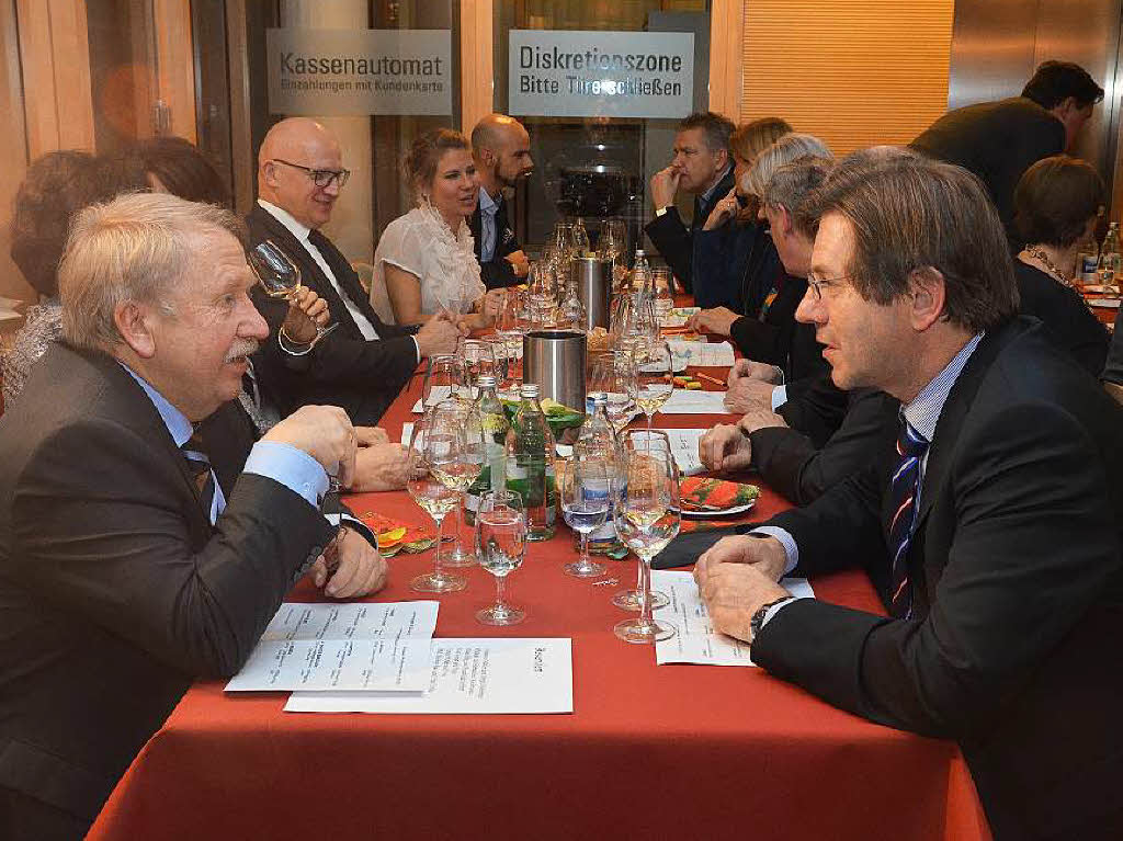 Der Landtagsabgeordnete Helmut Rau (links) im Gesprch mit Johannes Mller