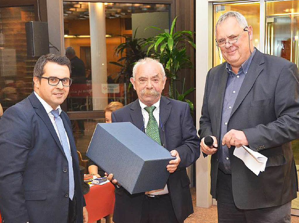BZ-Regionalverlagsleiter Christian Merkle (links) und BZ-Redaktionsleiter Manfred Drbeck (rechts) dankten Bruno Kohlmeyer.