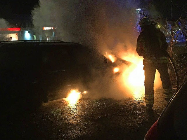 Gegen 21 Uhr brannte ein Auto am Ostba...euge vor dem Rathaus  in Flammen auf.   | Foto: Feuerwehr