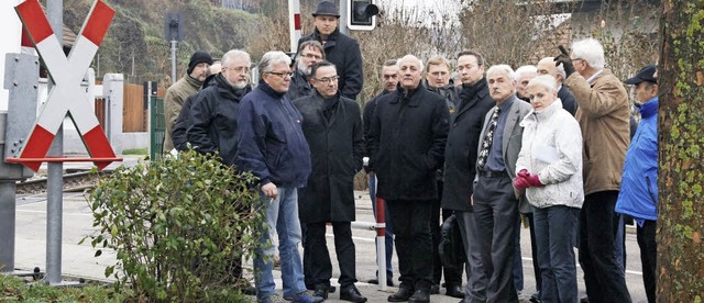 Ortstermin am Bahnhof Jechtingen: Mitg... der Ost- auf die Westseite zu machen.  | Foto: Ilona Hge