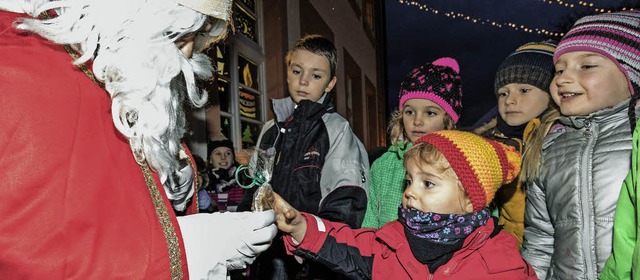 Auch der Nikolaus stattete wieder sein... jedes Kind ein kleines Prsent dabei.  | Foto: Seifried/Dieckmann