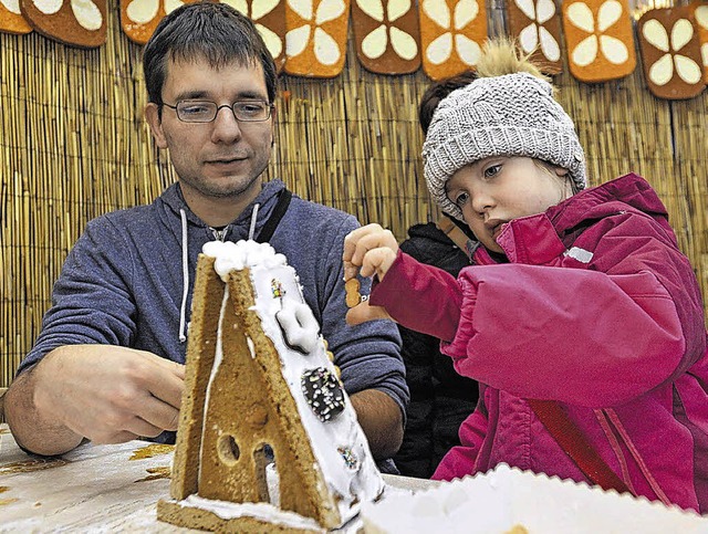 Die kleine Felicitas baut ihr Lebkuchen-Knusperhuschen selbst.  | Foto: bz