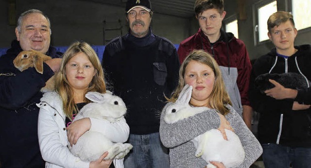 Froh ber die neue Ausstellungshalle s...ie und Franziska mit ihren Kaninchen.   | Foto: Antje Gessner