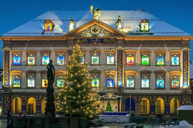 Fensterffnungsritual tglich 18 Uhr am Rathaus