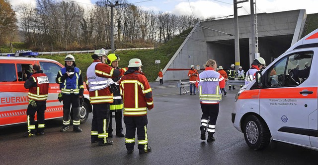 Rund 300 Feuerwehrleute und Rettungskr...ag den Ernstfall im Katzenbergtunnel.   | Foto: Victoria Langelott