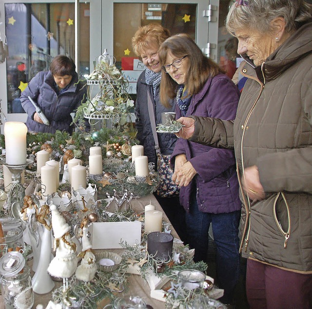 Weihnachtsstnde mit schnen Dingen f... die Besucher beim Bummeln in Herten.   | Foto: Petra Wunderle