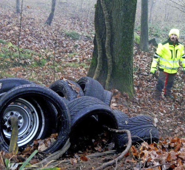 Die  Altreifen werden entsorgt.   | Foto: Reiner Beschorner