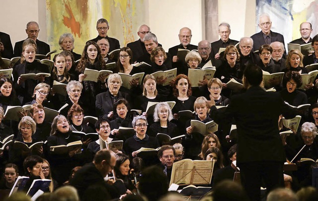 Der kraftvolle Chor vermittelte die Stimmung von Erleichterung.  | Foto: Bertold Baumeister