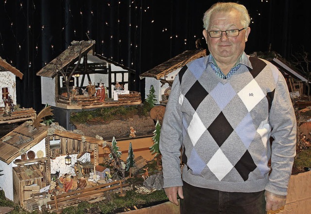 Heimatknstler Hans-Peter Scheppele ze...elbst hergestellten Weihnachtskrippen.  | Foto: Mario Schneberg