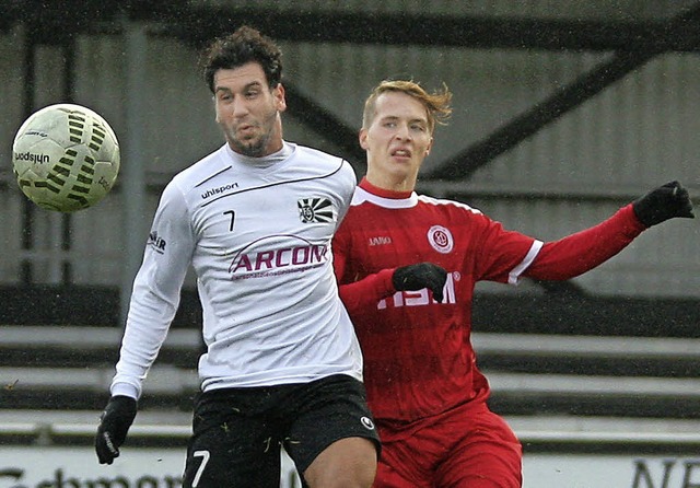 Der Villinger Teyfik Ceylan (links), h...te er der Ball per Kopf an die Latte.   | Foto: reinhardt