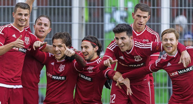 In Feierlaune nach dem Treffer zum 3:0...ch, Marco Senftleber und Laurenz Haas   | Foto: Patrick Seeger