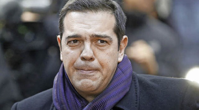 Mit ernster Miene: Alexis Tsipras am S...ungen daheim vor dem EU-Trkei-Gipfel   | Foto: dpa