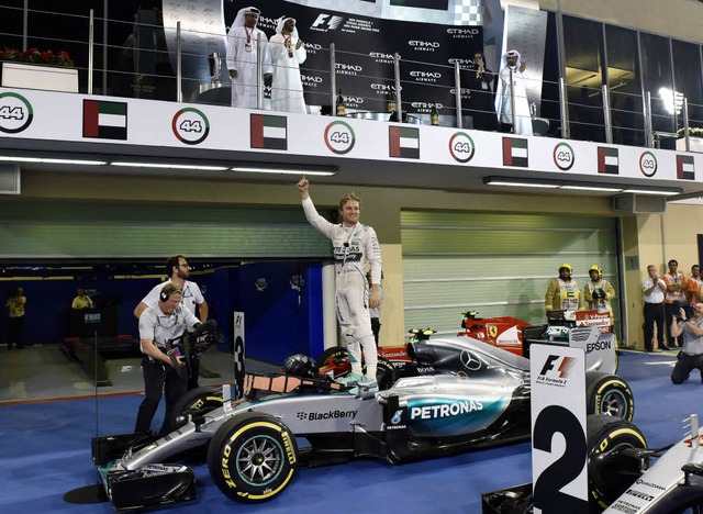 Und die Scheichs gucken zu: Nico Rosberg nach seinem Sieg in Abu Dhabi   | Foto: AFP