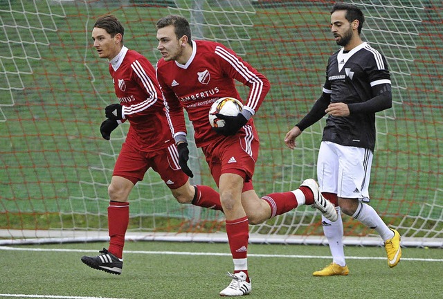 Kein Handball, nur die eilige Mitnahme...rechts  Onur Yildirim aus Laufenburg.   | Foto: Keller