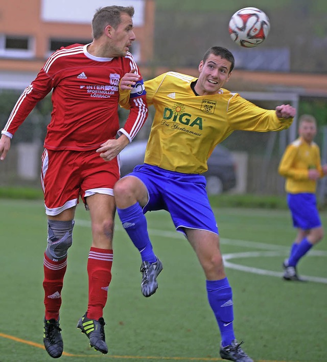 Duell zwischen Kevin Trndlin (FV Lrr...SV Herten. Die Partie gewann der FVLB.  | Foto: Meinrad Schn