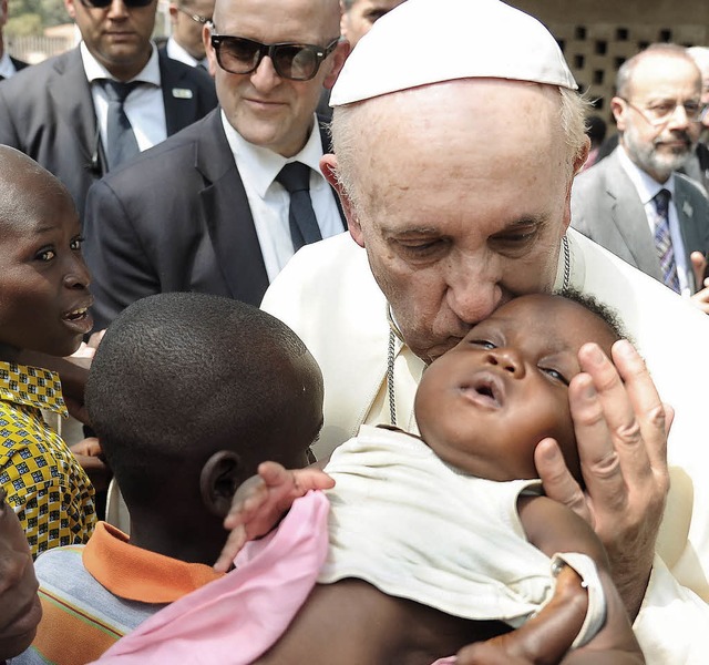Papst ksst Baby.  | Foto: dpa