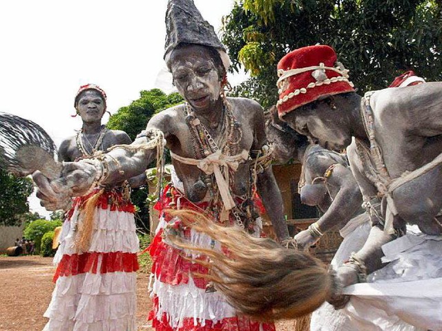 Eine afrikanische Hohepriesterin tanzt whrend einer Zeremonie.  | Foto: ISSOUF SANOGO