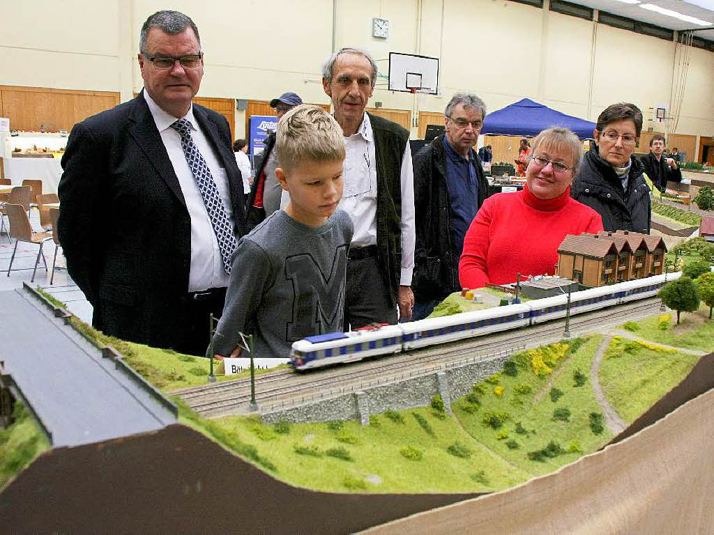 Vorsitzender Othmar Huppmann (Mitte) stellt beim Rundgang mit Bürgermeister Matthias Guderjan (links) und der HuG-Vorsitzenden Birgit Hornecker (2. v.r.) die rund 120 Meter lange, modulare Modellbahn Spur H0 der Eisenbahnfreunde Breisgau im Detail vor. Vorsitzender Othmar Huppmann (Mitte) stellt beim Rundgang mit Bürgermeister Matthias Guderjan (links) und der HuG-Vorsitzenden Birgit Hornecker (2. v.r.) die rund 120 Meter lange, modulare Modellbahn Spur H0 der Eisenbahnfreunde Breisgau im Detail vor.