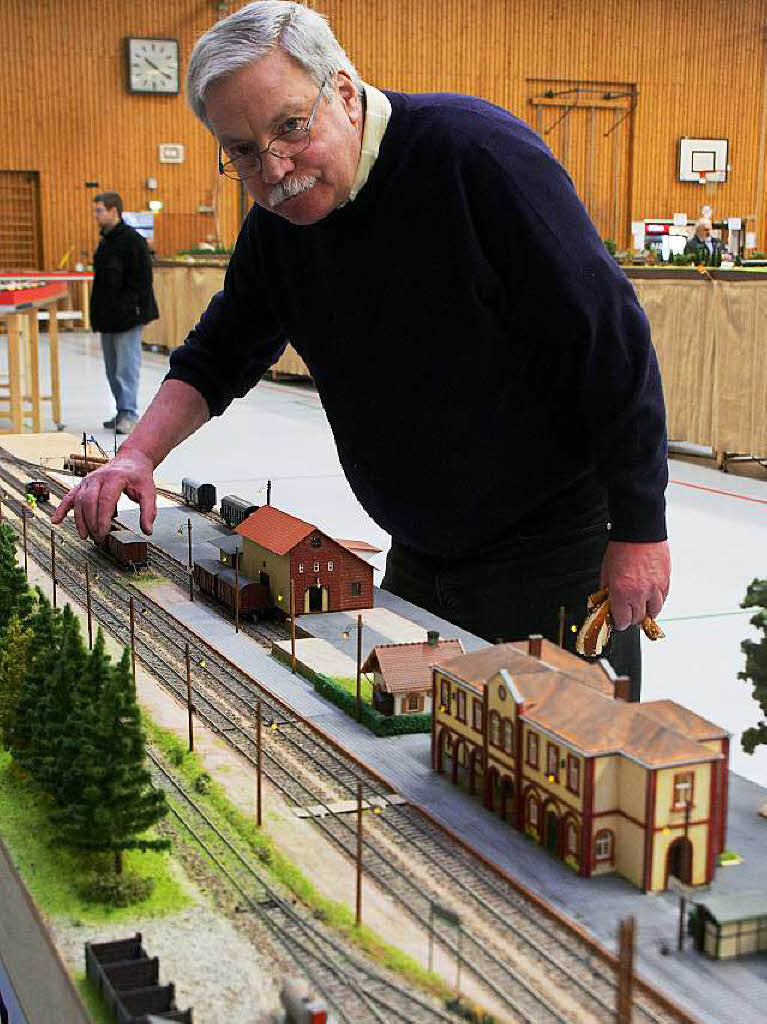 Eberhard Fus, gebrtiger Kenzinger, mit seinem Nachbau des Kenzinger Bahnhofs, wie er in den 50er-Jahren ausgesehen hat.