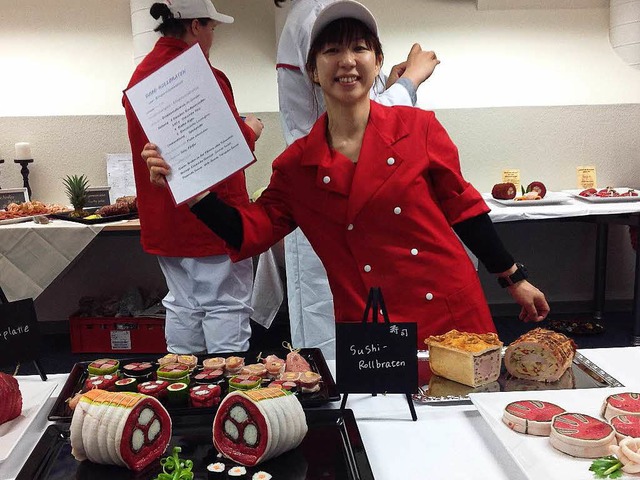 Risa Asada mit Sushi-Rollbraten, Grillplatte und Urkunde.  | Foto: privat