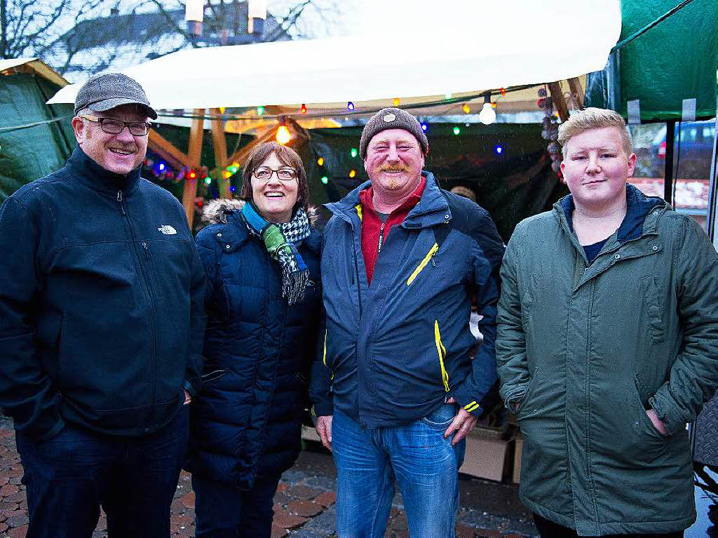 Viele Besucher genossen einen Bummel ber den Weihnachtsmarkt in Holzschlag.