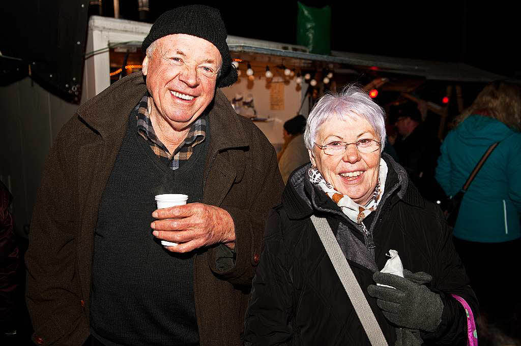 Auch Uli und Ingrid Spielberger besuchten den Holzschlger Weihnachtsmarkt.