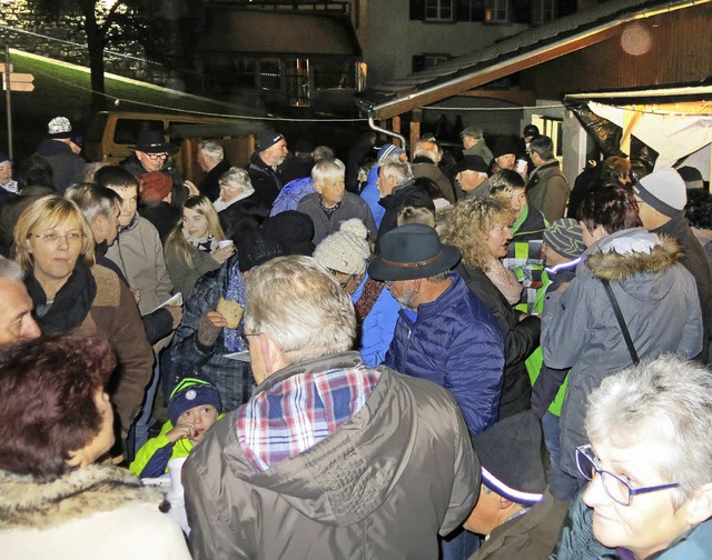 Der Andrang auf dem zum Adventsmarkt u... der Veranstaltung scheint zu stimmen.  | Foto: Erhard Morath