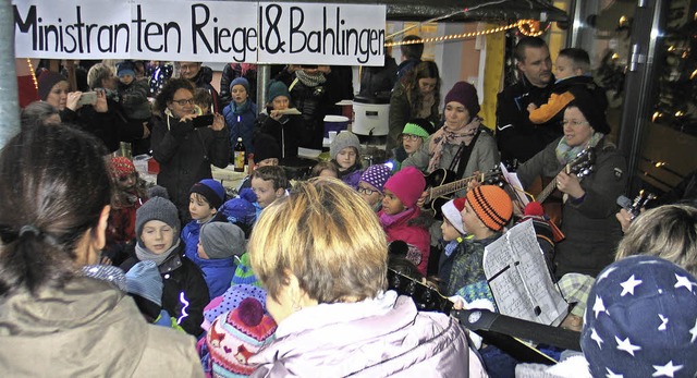 Die Kinder der beiden Riegeler Kitas s...of des Brgerhauses Weihnachtslieder.   | Foto: Helmut Hassler