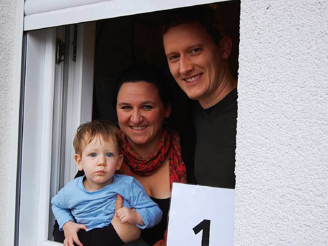 Melissa und Marius Kern hatten die Ide... ffnen das 1. und 23. Adventsfenster.  | Foto: Hagen Spth