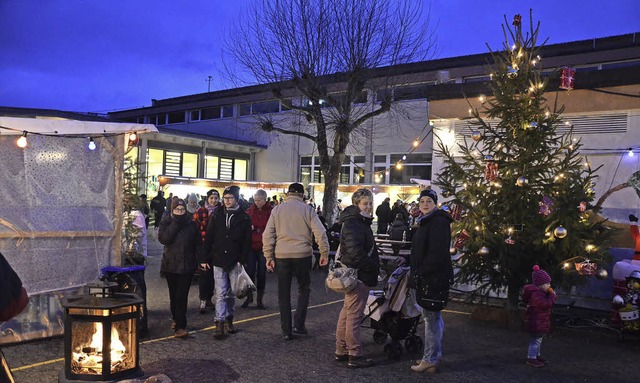 Auch am Sonntagabend besuchten zahlrei...ien den Weihnachtsmarkt an der Schule.  | Foto: Benedikt Sommer