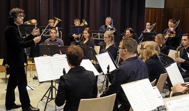 Dirigent Christian Majia (links) hat s...om Musikverein Kuhbach verabschiedet.   | Foto: Wolfgang Knstle