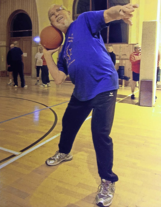 Richard Fackler beim Medizinball-Stoen.   | Foto: privat/Zahn