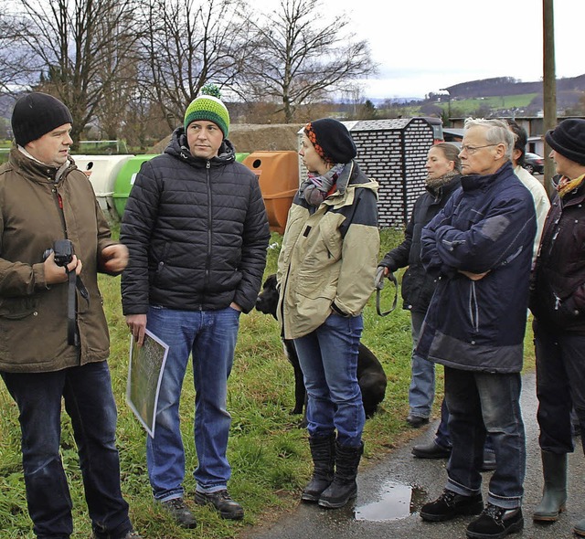 Andreas Mller (links) von den  intere...n fr die Anschlustelle Solvaystrae.  | Foto: Rolf Reimann