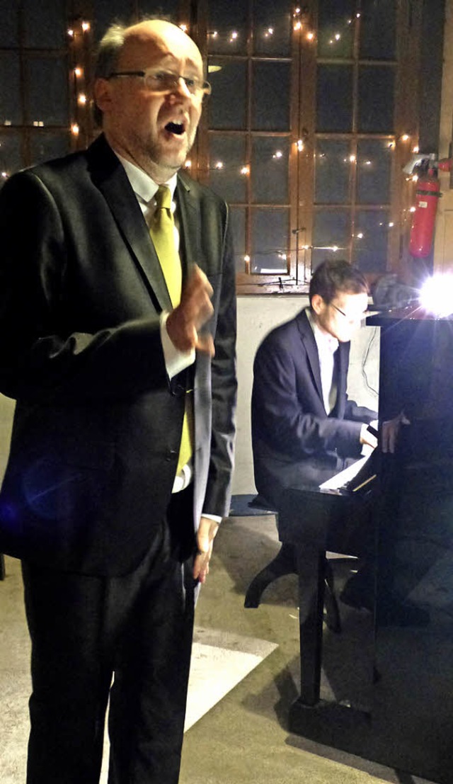 Eckhard Gab (Gesang) und Johannes Brun...gestalteten einen besinnlichen Abend.   | Foto: Ingrid Arndt