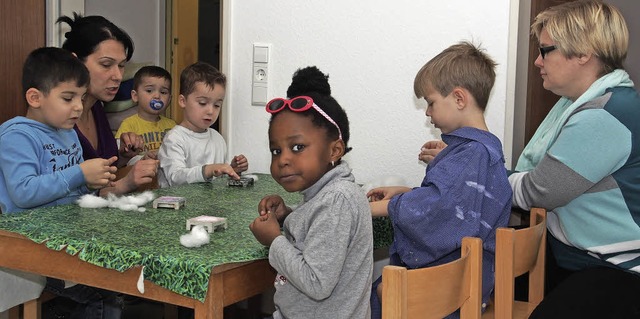 Im Kindergarten St. Josef spielen und ...er zlem Zeh untersttzen sie dabei.    | Foto: Boris Burkhardt